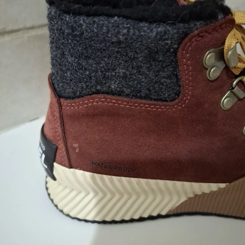 Sorel Out n About Suede Boots Size 8.5